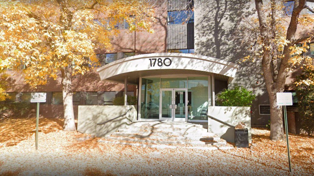 The entrance of 1780 S Bellaire St, home of Denver South Chiropractic