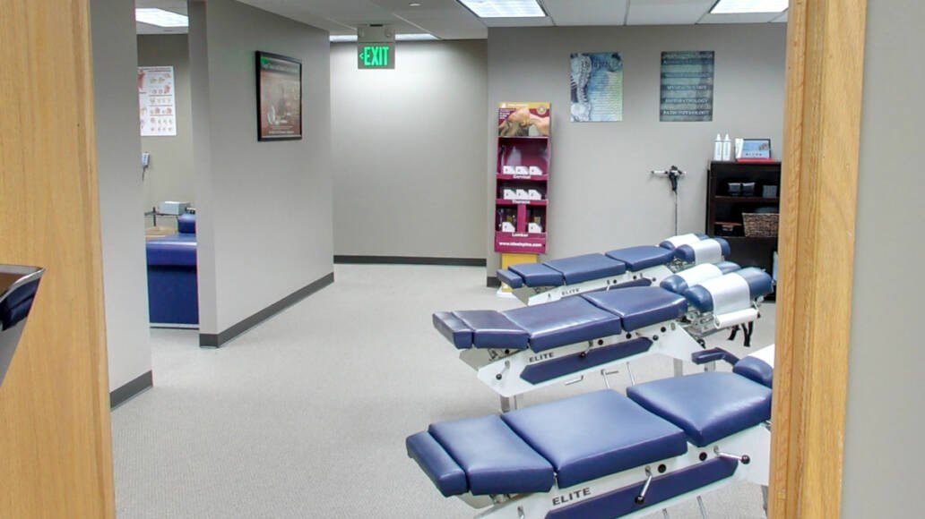 Treatment room with adjusting tables